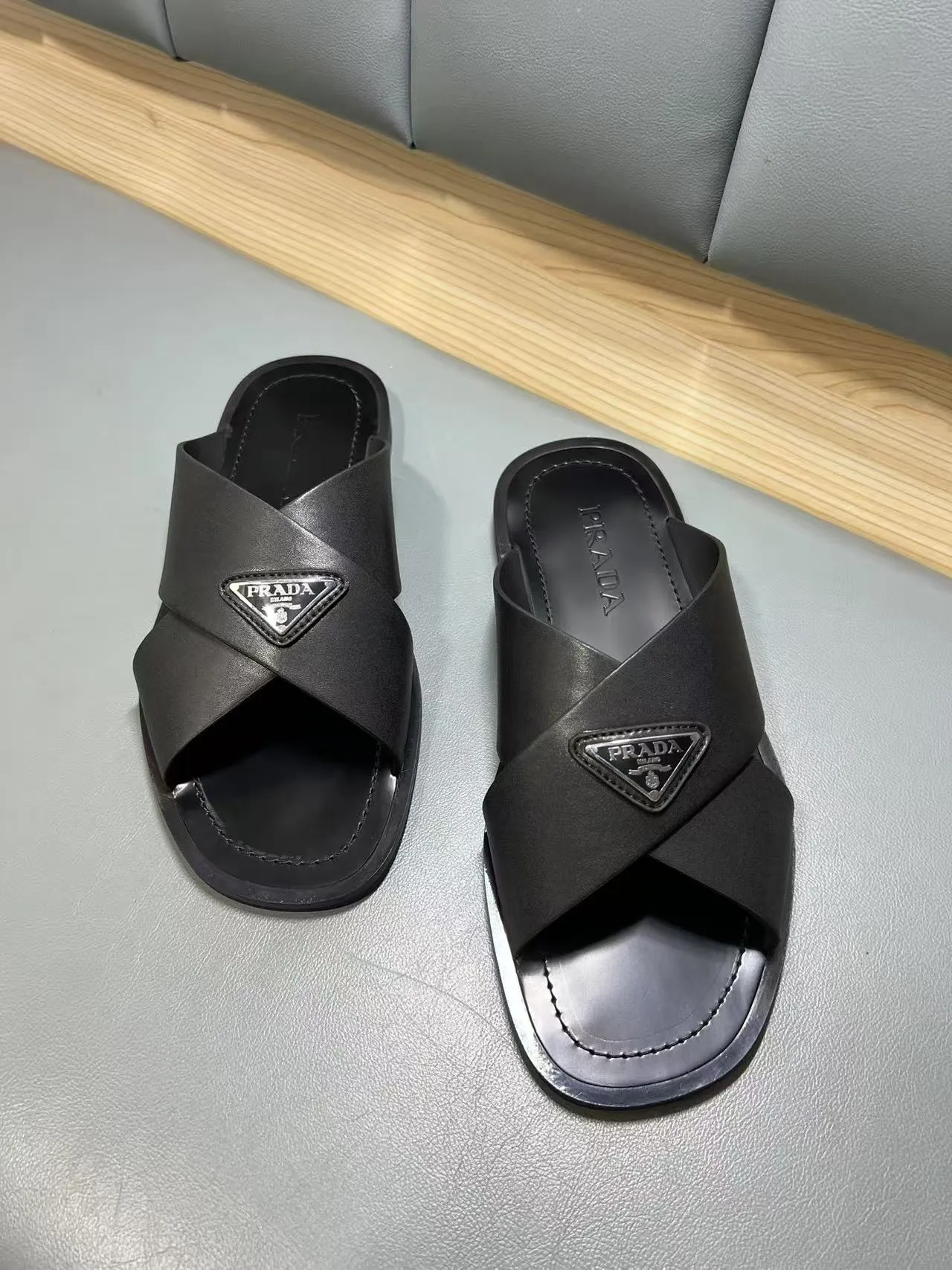 340💰PRADA Prada’s latest slippers are synchronized with the official website. This slipper is made of the brand’s unique and iconic Saffiano leather. The brand logo jumps out from the double straps, and the brand style is clearly visible. Cowhide gives men elegant charm and functional design, making it an ideal choice for vacation and leisure. Size:38-45